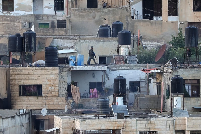 Izraelski vojnici bacili beživotna tijela troje Palestinaca s krova zgrade
